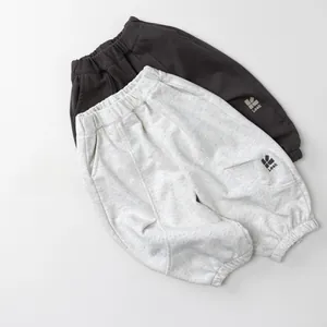 Detailansicht der Kinder-Jogginghose mit Gummibund und seitlichem Look-Logo-Druck