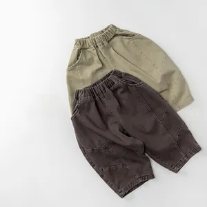 Détail de la taille élastique et du coton sur pantalon de loisirs enfant olive et gris