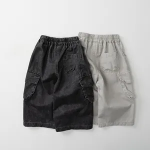Dettaglio di pantaloncini cargo per bambini con vita elastica e grandi tasche laterali
