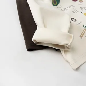 Detail der Lagen-Manschetten und Zeichentrick-Prints am Kinder-Langarmshirt Frühling