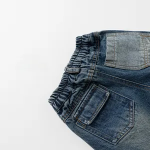 Dettagli dei jeans per bambini con vita elastica e tasche posteriori lavate in stile retrò