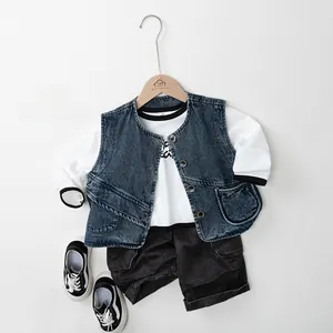 Dettaglio completo completo bimbo 4 pezzi con gilet di jeans e pantaloncini grigi casual