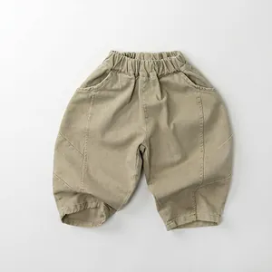 Vue détaillée du pantalon sarouel kaki pour enfants avec taille élastique et poches