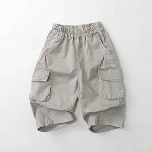 Dettaglio di pantaloni cargo per bambini con vita elastica e grandi tasche laterali