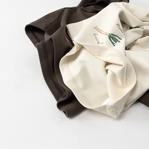 Detailaufnahme gestapelter Kinder-Langarmshirts mit Lauch-Print in Beige und Dunkelbraun