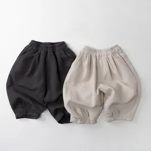 Détail de la texture légère en coton et lin sur ce pantalon bouffant pour enfant