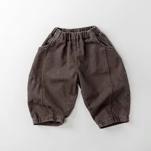 Vue détaillée de la taille élastique et du tissu sergé sur le pantalon décontracté enfant