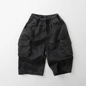Dettaglio dei pantaloncini cargo in denim grigio per bambini con vita elastica e tasche grandi