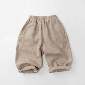Détail de pantalon en lin pour enfants à rayures verticales avec taille élastiquée