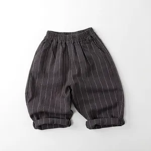 Détail du pantalon en lin pour enfants à rayures avec taille élastique et poches