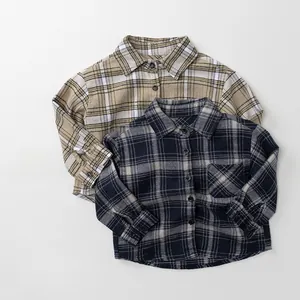Vue détaillée de chemises à carreaux en flanelle pour enfants avec cols et poches poitrine