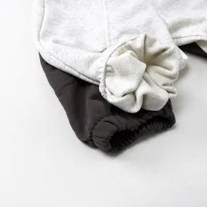 Kinder-Jogginghose aus Baumwolle in Hell- und Dunkelgrau mit Rippbündchen und Frotteefutter