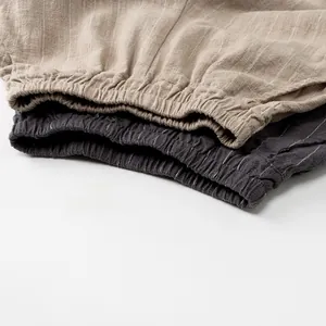 Détail de la taille élastique et de la texture en lin sur ce pantalon rayé pour enfants