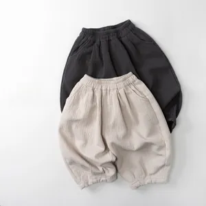 Détail de pantalon large pour enfant en coton et lin gris foncé et blanc cassé avec taille