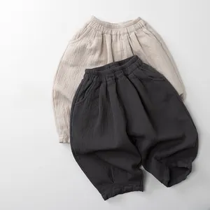 Détail de pantalons sarouel enfant en coton et lin avec taille élastique gaufrée