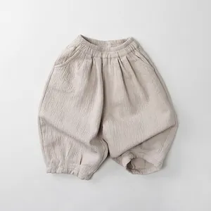 Détail du pantalon en gaze de coton beige clair respirant pour les tout-petits