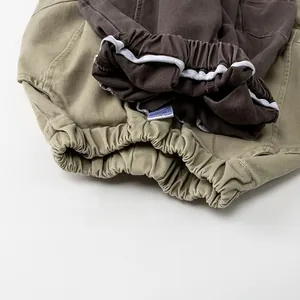 Détail du haut élastique du pantalon cargo pour enfant en coton sergé de haute densité