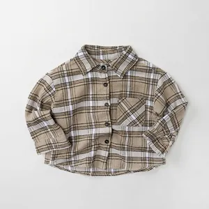 Vue détaillée d'une chemise à carreaux pour enfants avec poche avant classique