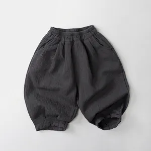 Détail du pantalon large gris foncé en coton et lin pour enfants avec ourlets élastiques