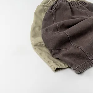 Détail de pantalons en sergé de coton pour enfants avec taille élastique en vert et brun