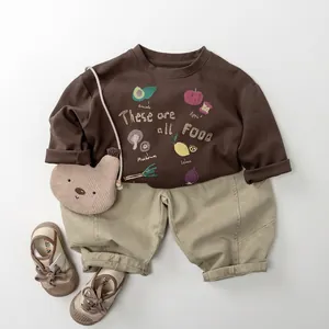 Flachbild von braunem Langarm-Kinder-T-Shirt mit Fruchtdrucken und Khakihosen-Set