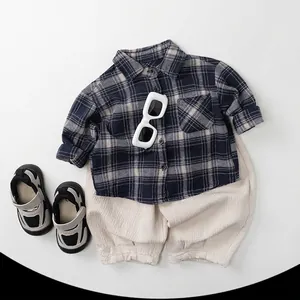 Ensemble chemise à carreaux bleue et pantalon beige texturé pour enfants