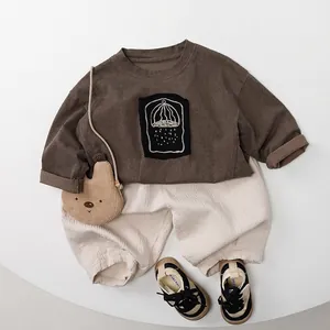 Tenue enfant minimaliste avec sweat marron, pantalon gaufré et sac petit ours