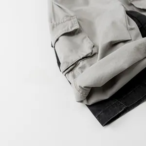 Dettaglio dei pantaloni cargo per bambini con tasca laterale e cuciture rinforzate