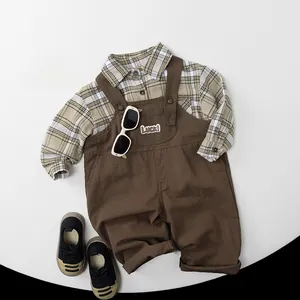 Mise à plat de chemise à carreaux enfant et pantalon à bretelles avec broderie