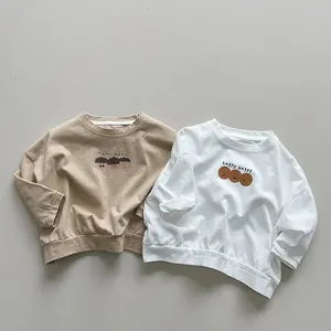 Dettaglio delle magliette a maniche lunghe in cotone per bambini con stampe grafiche