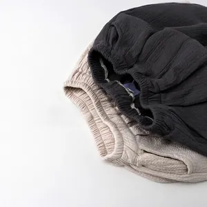 Pantalon large enfant en gris foncé et beige avec taille élastique et texture gaufrée
