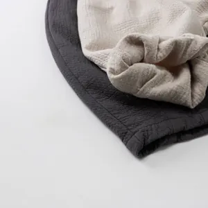 Macro du tissu en crêpe de coton respirant en couleurs gris anthracite et blanc crème