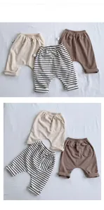 Détail de pantalon sarouel en coton pour tout-petits avec taille élastique et poche