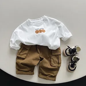 Completo t-shirt bianca a maniche lunghe con stampa smile e pantaloni cargo marroni