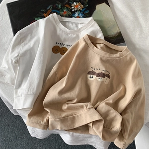 Detalle de camisetas de manga larga para niñas con lindos estampados de dibujos animados