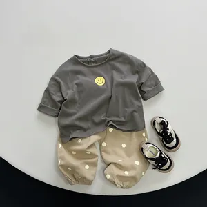 Ensemble t-shirt gris foncé à manches longues avec smiley et pantalon à pois