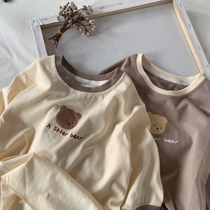 Détail de T-shirts à manches longues pour enfants avec ours cartoon et col rond contrasté