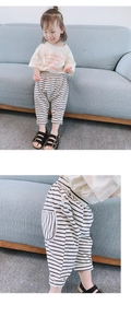 Vue détaillée du pantalon sarouel rayé et du t-shirt en coton beige pour les tout-petits