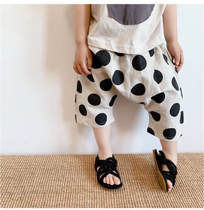 Vue détaillée du pantalon d'été pour filles à pois avec un haut à manches courtes léger