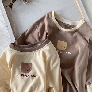 Détail des cols contrastés et imprimés ours sur t-shirts en coton pour filles
