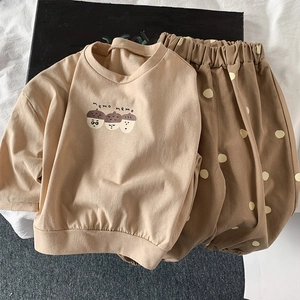 Detalle del conjunto de sudadera de algodón para niños con estampado de frutas