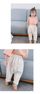 Détails de taille élastique, poche plaquée et ourlets roulés sur ce pantalon de bébé
