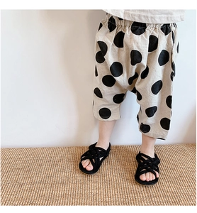 Détail du short sarouel à pois pour enfant en lin beige avec taille élastiquée