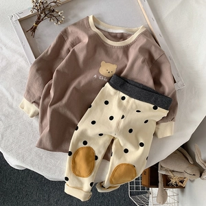 Détail de pyjama fille à manches longues avec motif ours et pantalon à pois en coton doux