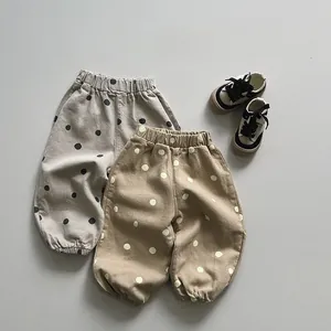 Détail du sarouel à pois pour tout-petits avec taille et poignets élastiques en coton