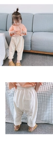 Détails du pantalon harem pour bébé beige avec taille élastique et poche arrière élégante