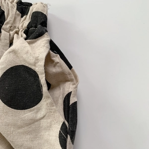Détail du short beige à pois pour filles avec taille élastique et poches latérales