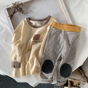 Détail du sweat-shirt à manches longues avec imprimé ours et pantalon rayé pour filles