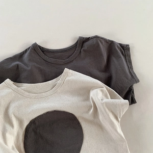Minimalist girls' cotton t-shirt in grey and oatmeal color with round neck and short sleeves
