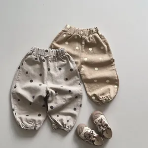 Détail du pantalon sarouel pour enfants à pois avec taille et chevilles élastiques